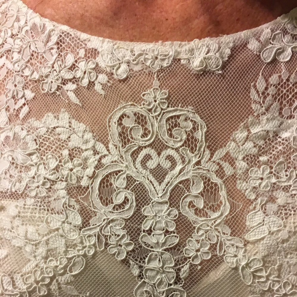 Allure Bridals long sleeve lace wedding gown - Picture 4 of 11